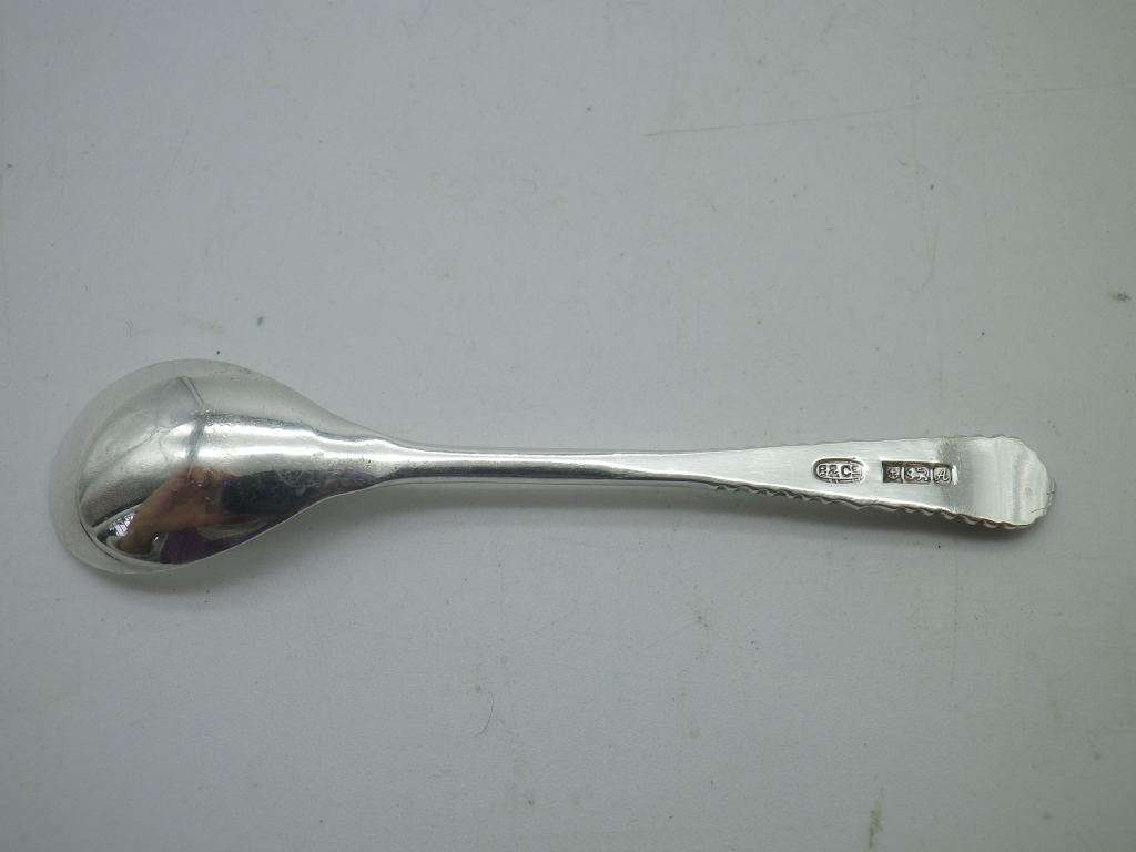 Hallmarked silver salt spoon. Birmingham 1975. Blow & co. approx 7.2cm. approx 5 g