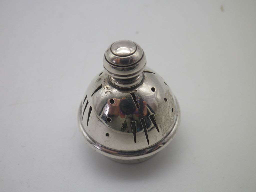Hallmarked Silver Pepper Shaker. Birmingham 1945 38.2g 3.5x7.5cm