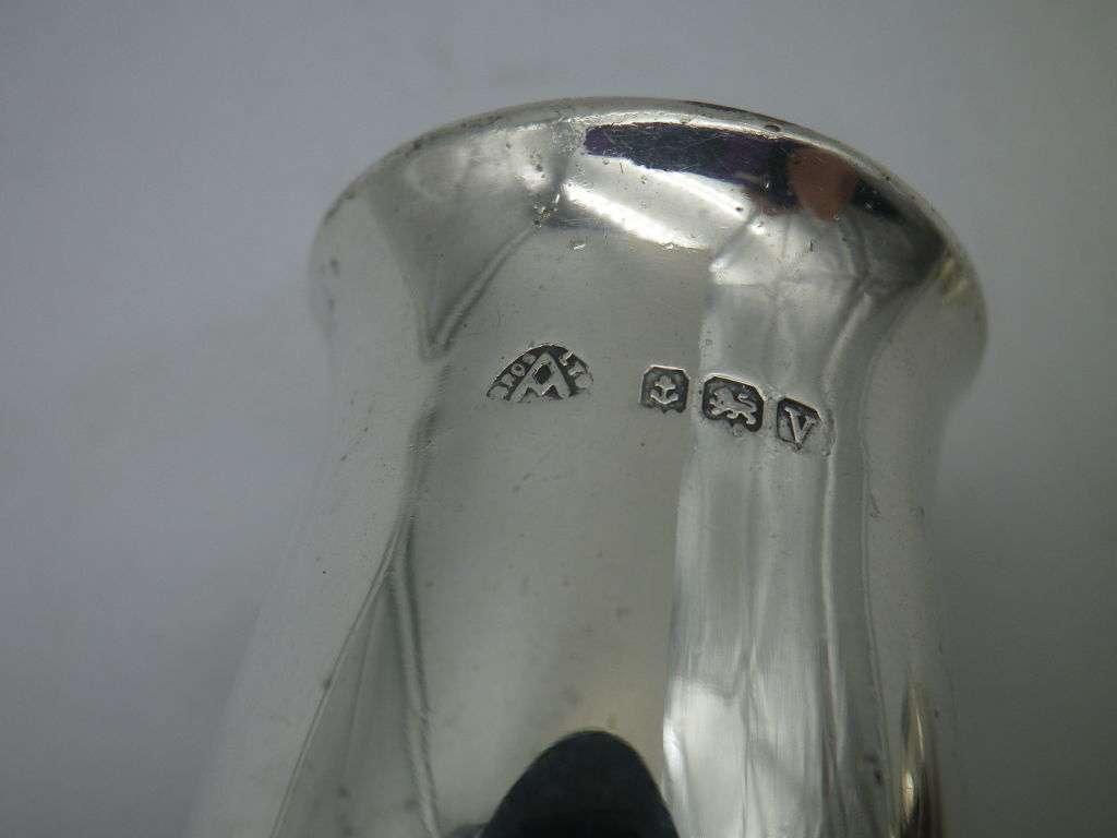 Hallmarked Silver Pepper Shaker. Birmingham 1945 38.2g 3.5x7.5cm