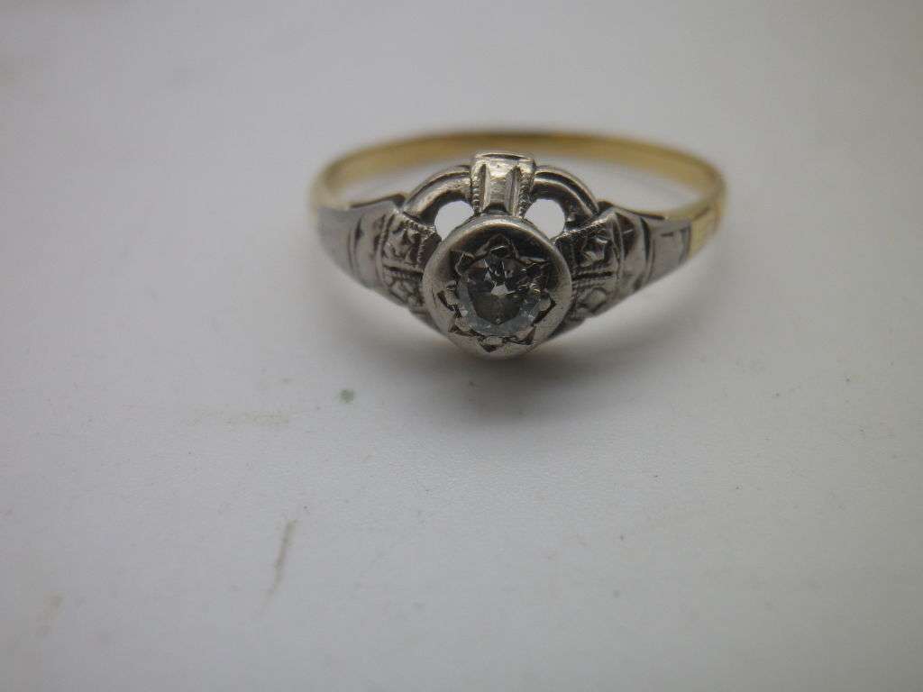 Edwardian c1910 9ct Yellow & White gold ring, with 0.15 diamond .2 g Size: 0