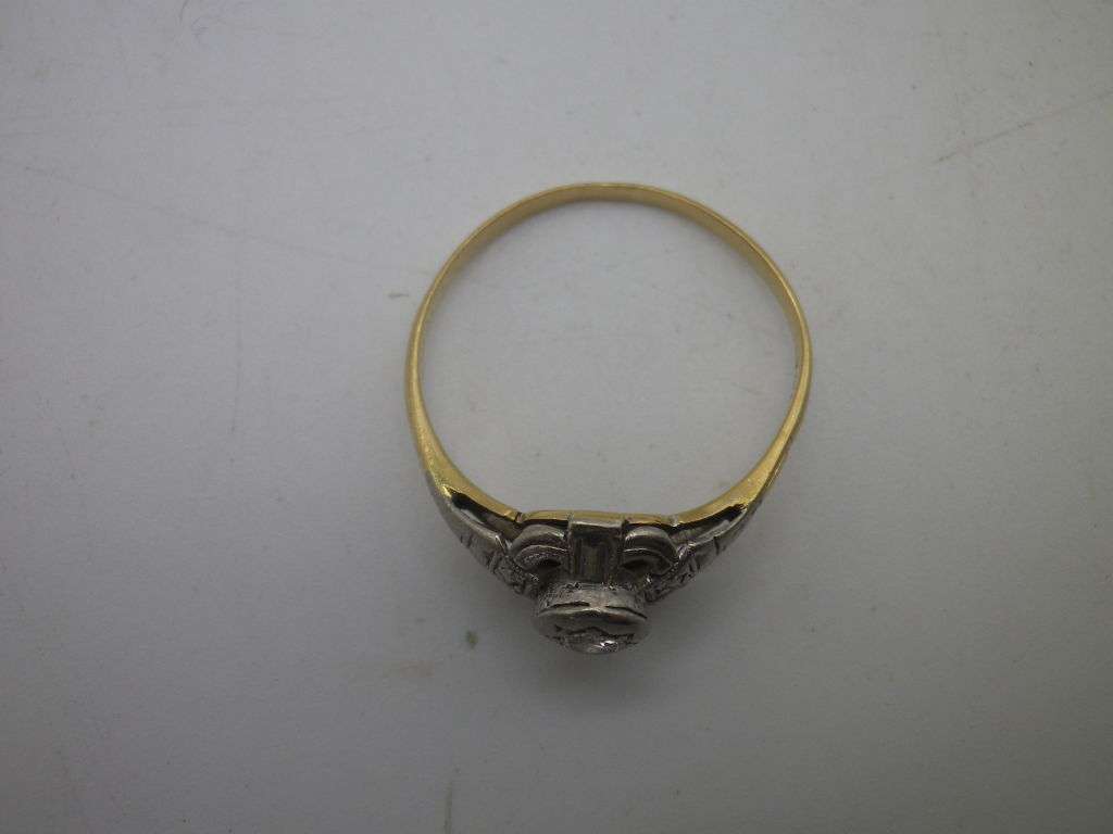 Edwardian c1910 9ct Yellow & White gold ring, with 0.15 diamond .2 g Size: 0