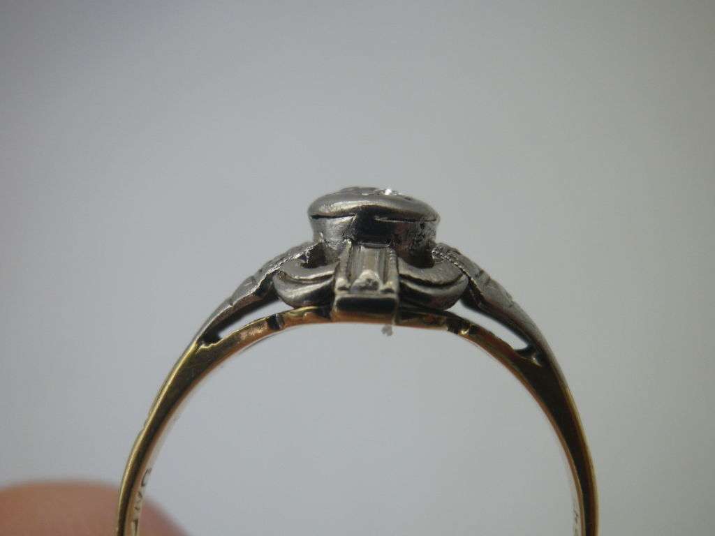Edwardian c1910 9ct Yellow & White gold ring, with 0.15 diamond .2 g Size: 0