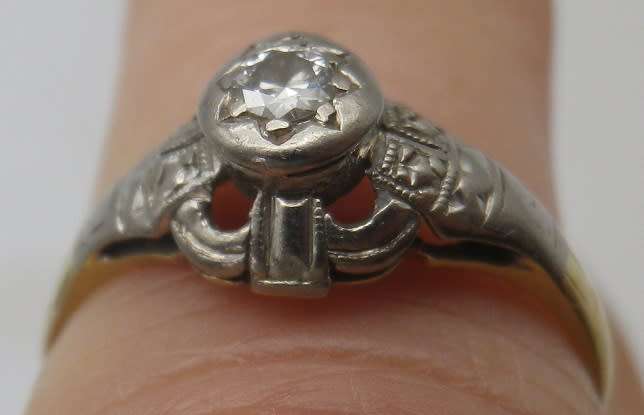 Edwardian c1910 9ct Yellow & White gold ring, with 0.15 diamond .2 g Size: 0