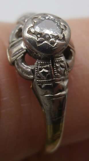 Edwardian c1910 9ct Yellow & White gold ring, with 0.15 diamond .2 g Size: 0