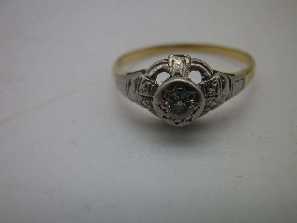 Edwardian c1910 9ct Yellow & White gold ring, with 0.15 diamond .2 g Size: 0