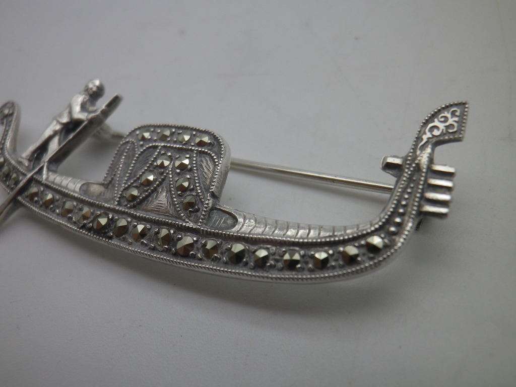 Sterling Silver & Marcasite Vintage GONDOLA brooch. 5cm long 5g