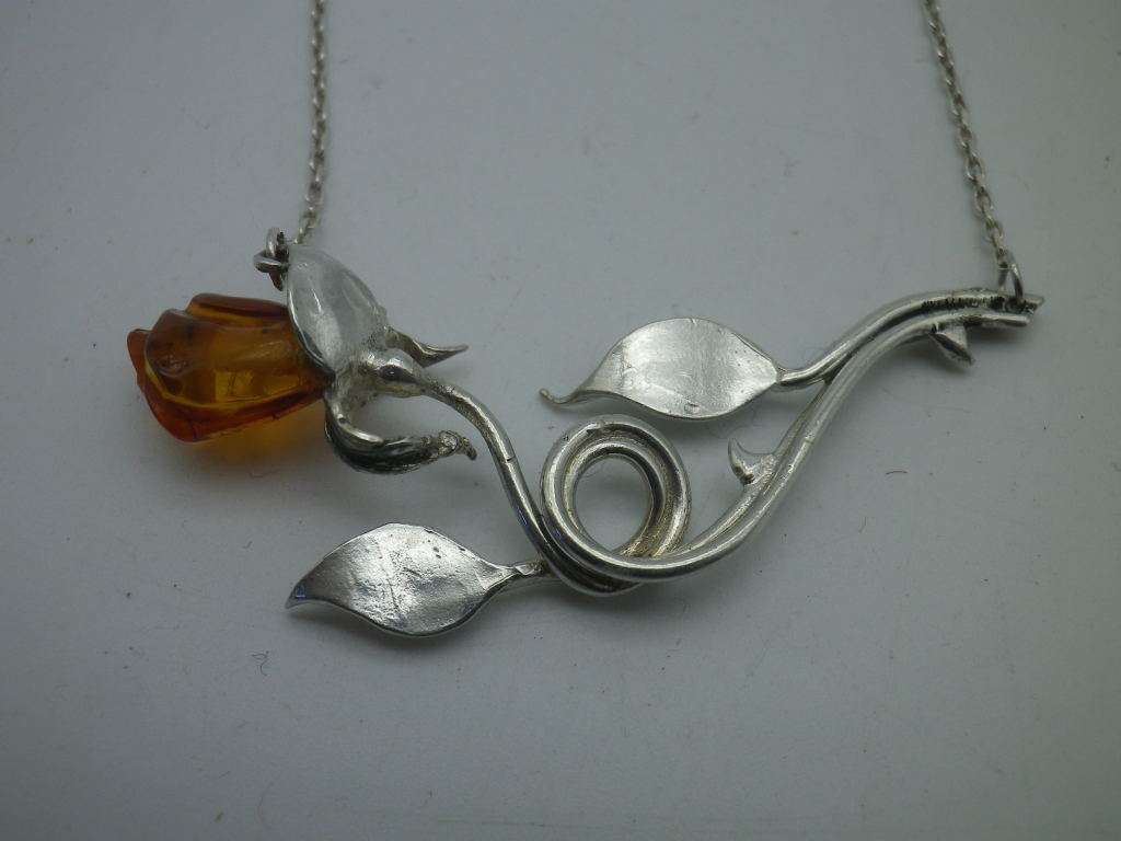 Gorgeous STERLING SILVER & Carved Amber flower necklace. 6.6g 52cm