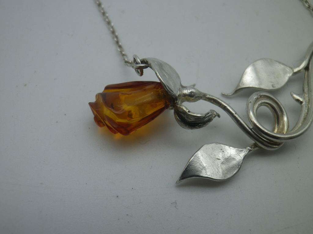 Gorgeous STERLING SILVER & Carved Amber flower necklace. 6.6g 52cm