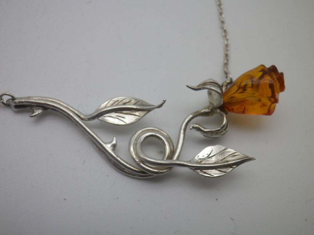 Gorgeous STERLING SILVER & Carved Amber flower necklace. 6.6g 52cm
