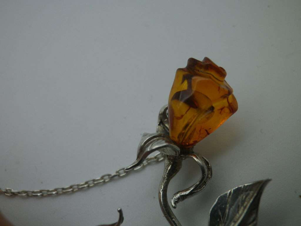 Gorgeous STERLING SILVER & Carved Amber flower necklace. 6.6g 52cm