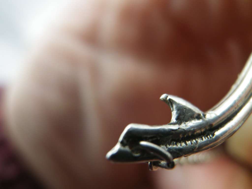 Gorgeous STERLING SILVER & Carved Amber flower necklace. 6.6g 52cm