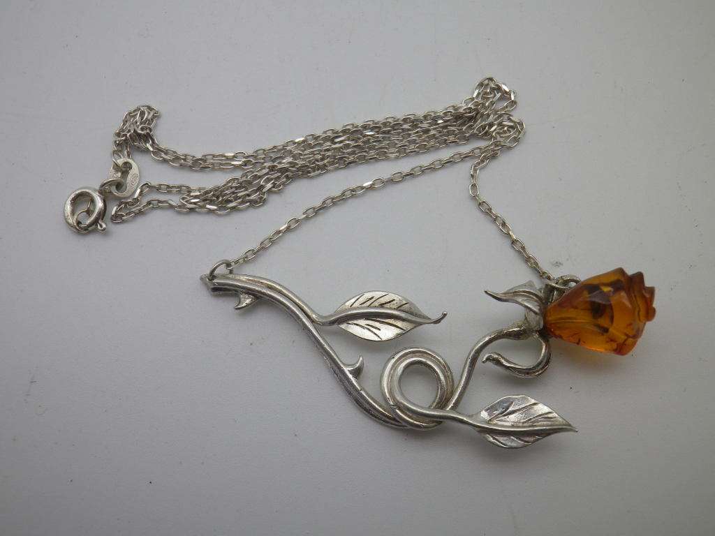 Gorgeous STERLING SILVER & Carved Amber flower necklace. 6.6g 52cm