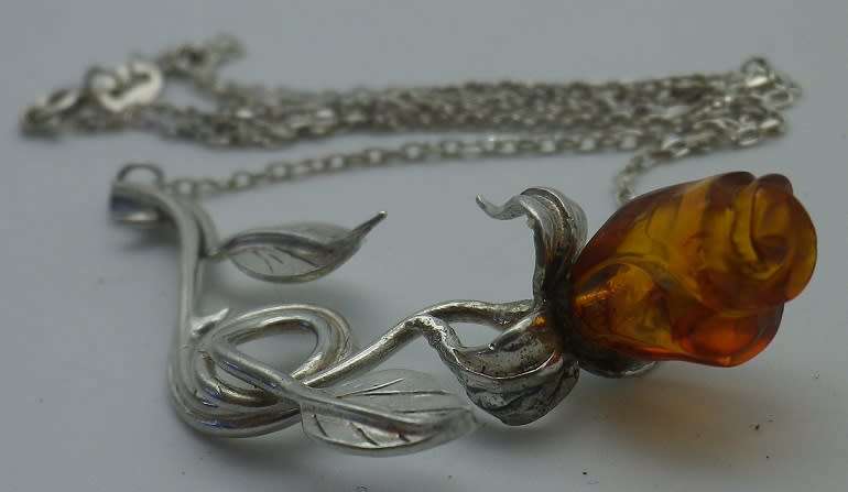 Gorgeous STERLING SILVER & Carved Amber flower necklace. 6.6g 52cm