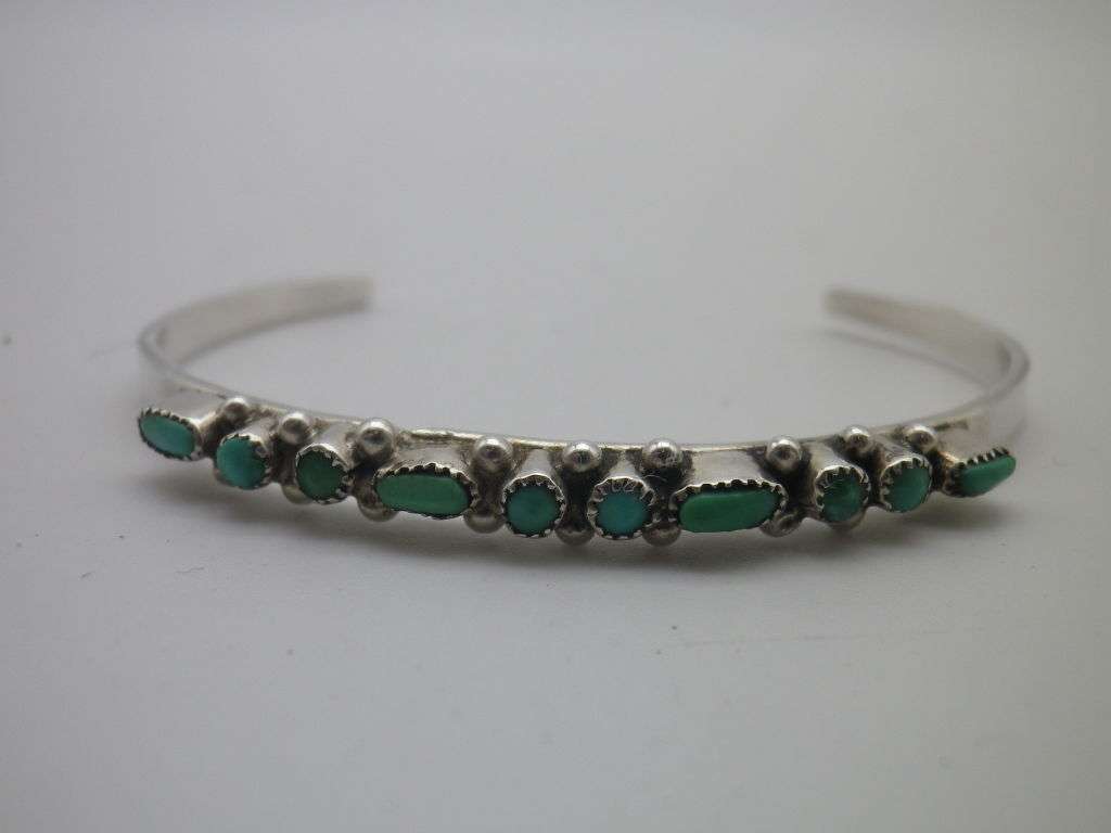Vintage Sterling Silver & Turquoise Child's bangle. 5g