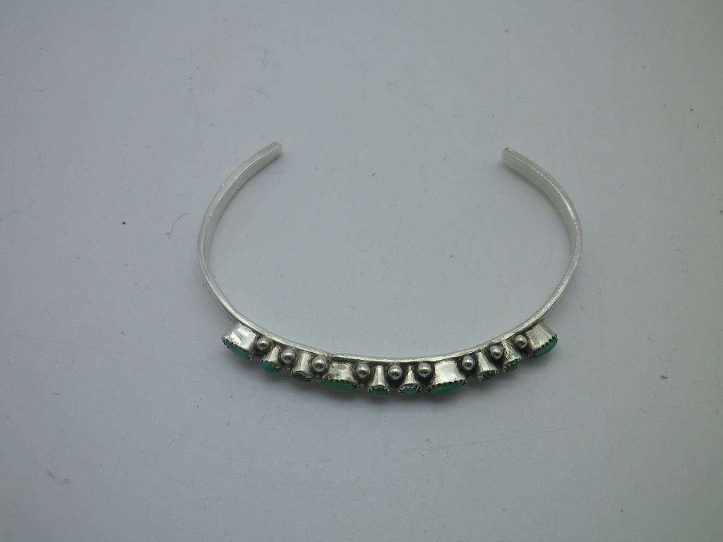 Vintage Sterling Silver & Turquoise Child's bangle. 5g