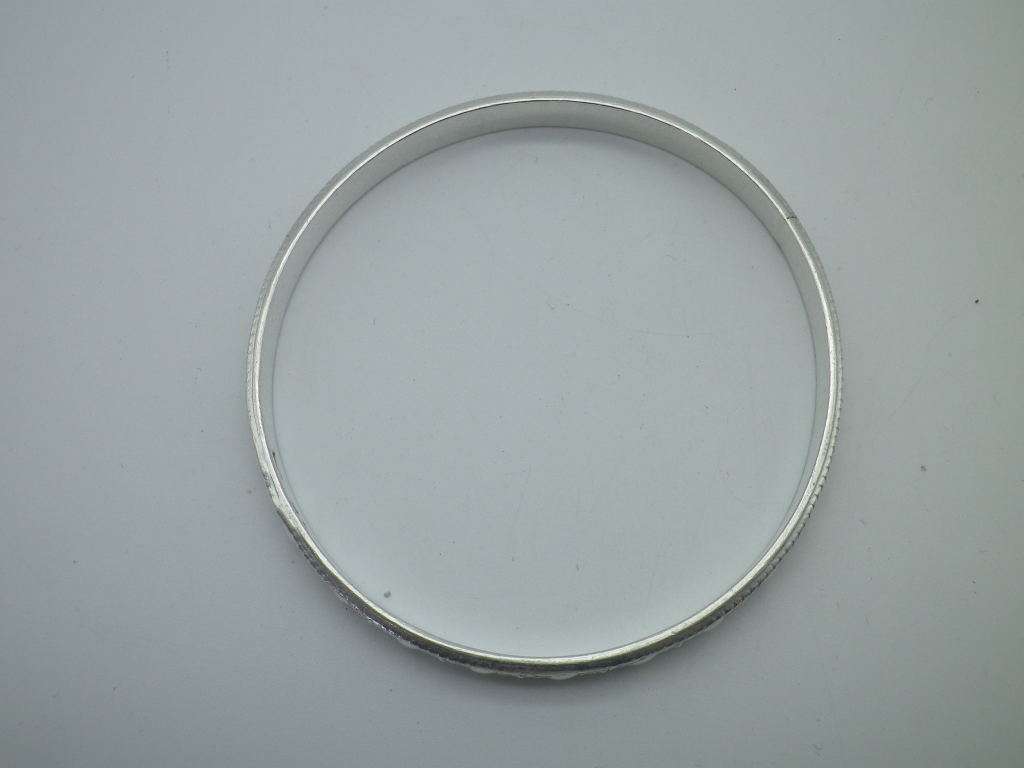 Vintage Hallmarked Silver Bangle. 23g 6.5cm inner diameter.