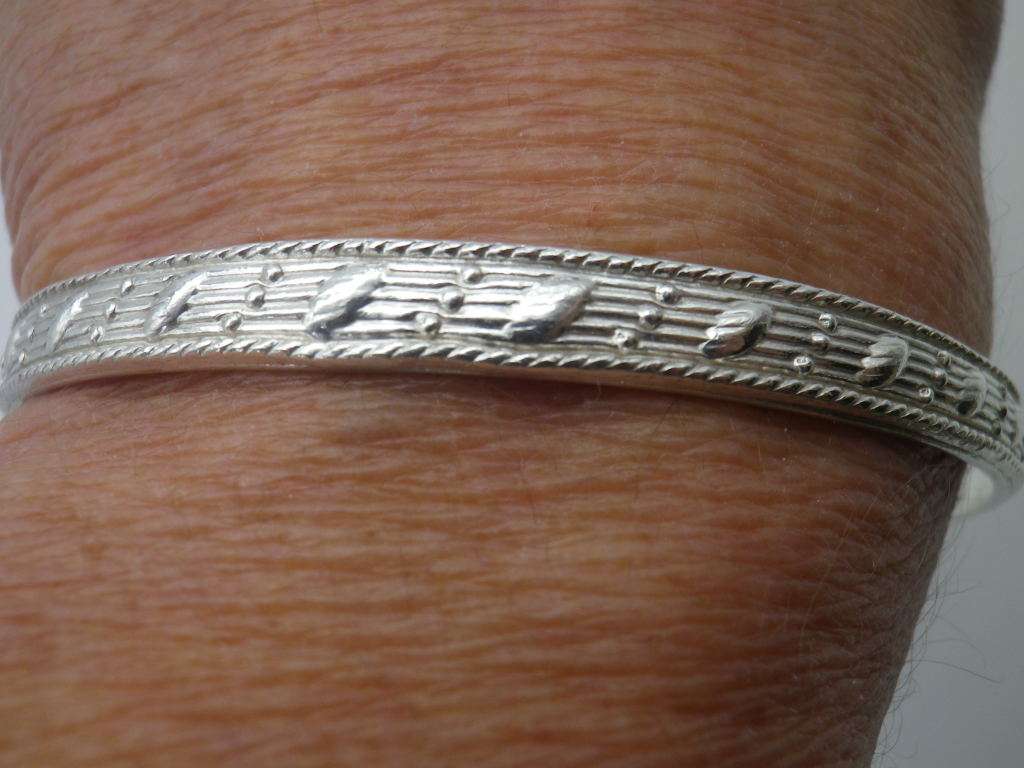 Vintage Hallmarked Silver Bangle. 23g 6.5cm inner diameter.