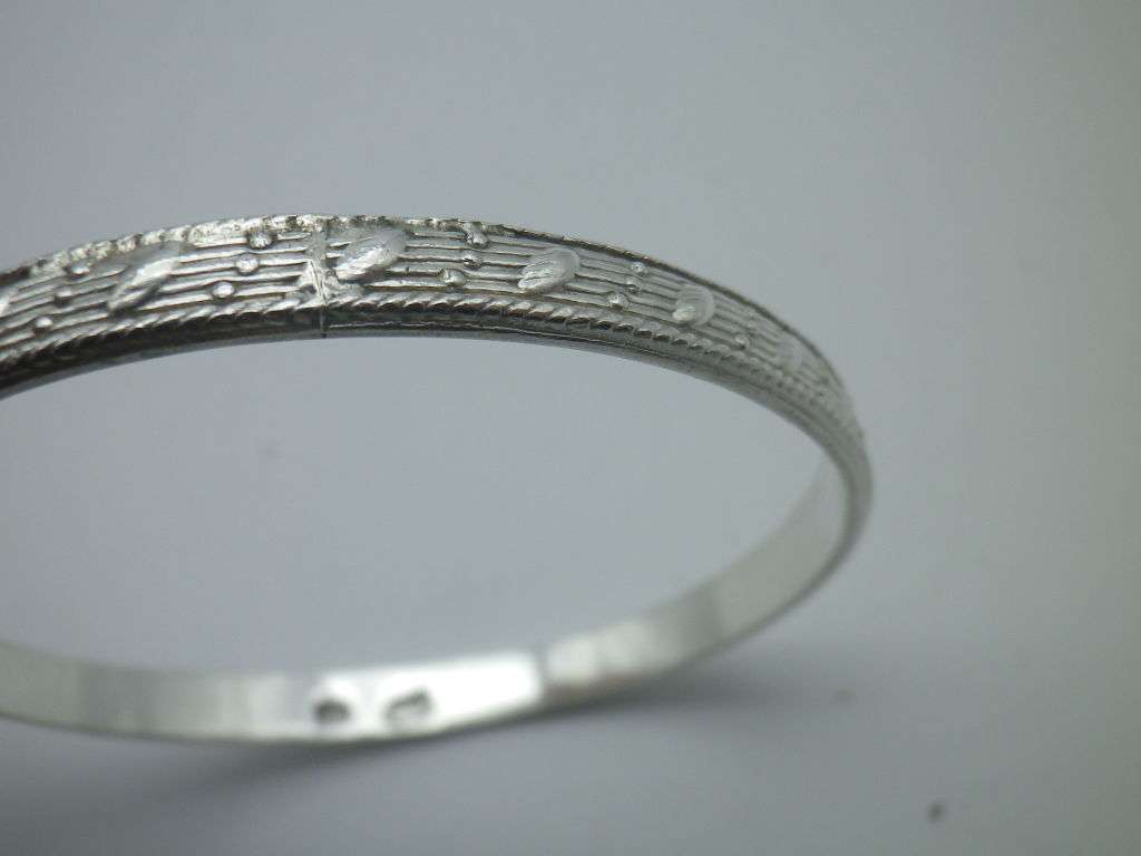 Vintage Hallmarked Silver Bangle. 23g 6.5cm inner diameter.