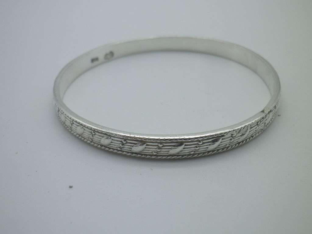 Vintage Hallmarked Silver Bangle. 23g 6.5cm inner diameter.