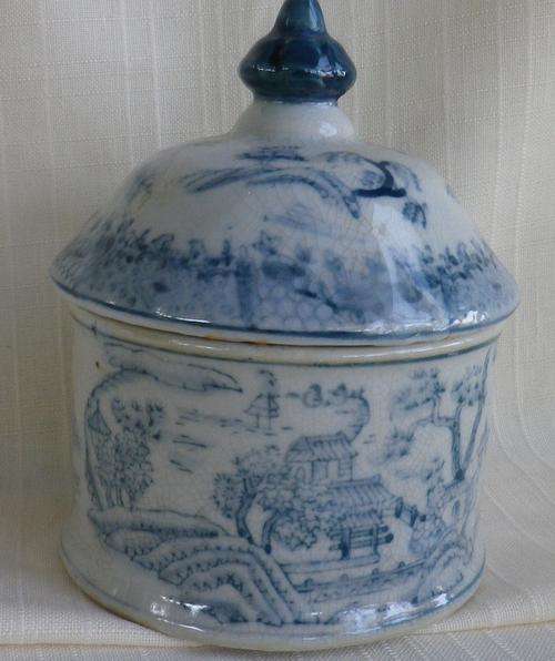 A SPECIAL FIND THIS VINTAGE ORIENTAL PALE BLUE & WHITE WILLOW PATTERN LIDDED JAR. WOW!!