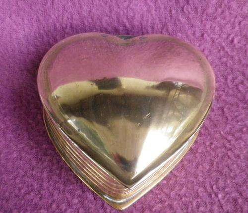 DARLINGEST LITTLE SOLID BRASS VINTAGE HEART-SHAPED TRINKET BOX