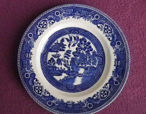 Vintage MYOTT blue & white "Old Willow" pattern, Staffordshire, England plate. Excellent condition.