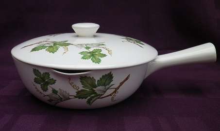 LOVELY VINTAGE Villeroy& Boch. Luxemburg  lidded single-handled tureen. Pretty grape leaf design