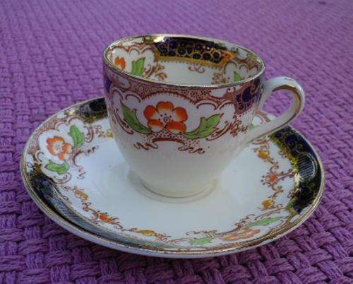 FOUR Gorgeous vintage ALFRED MEAKIN DEMITASSE cups & saucers. RARE "HAMPTON" pattern