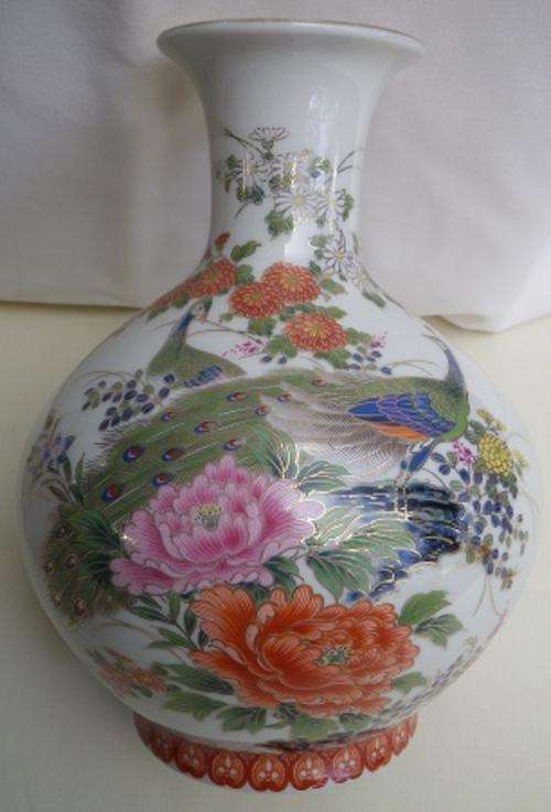 EXQUSITE PEACOCK & FLOWER DECORATION ON THIS LOVELY CREAM VASE. SHIBATA JAPAN 19cm