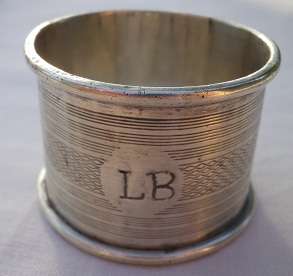 ATTRACTIVE ENGINE TURNED SILVER SERVIETTE RING. Birmingham, 1936. 13grms