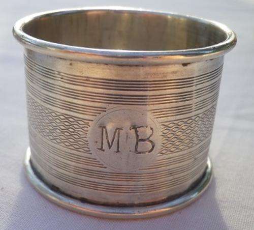 ATTRACTIVE ENGINE TURNED SILVER SERVIETTE RING (no 2). Birmingham, 1936. 13grms