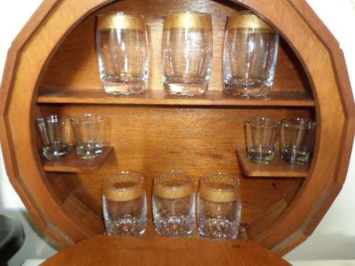 WALL MOUNTED DRINKS CABINET WITH 6 BEAUTIFUL GLASSES