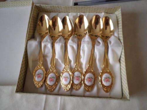 6 TEASPOONS WITH FLOWER MOTIF  24 KARATE GOLD PLATED IN ORIGINAL BOX