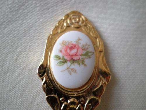 6 TEASPOONS WITH FLOWER MOTIF  24 KARATE GOLD PLATED IN ORIGINAL BOX