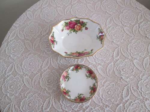 ROYAL ALBERT OLD COUNTRY ROSE 2 TRINKET HOLDERS