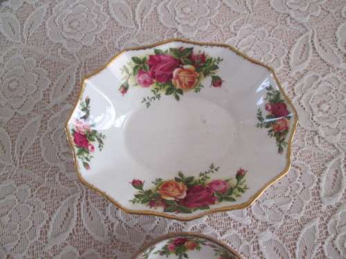 ROYAL ALBERT OLD COUNTRY ROSE 2 TRINKET HOLDERS