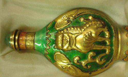 Gorgeous Asian styled snuff bottle