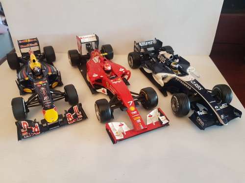 Collection of 18 - 1:18 scale Formula 1 racing cars