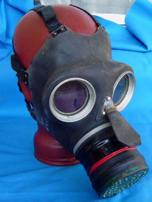 World War II UK Gas mask  (0Z24)