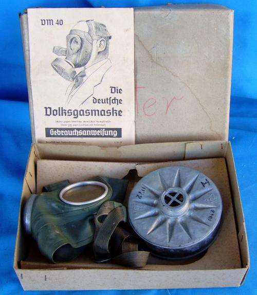 Original German World War II Gass mask with Box and instruction manual (1/04)