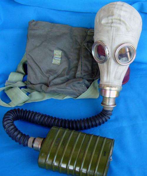 Original East German Army NVA Gass mask with Bag and big Fikter unused condition (1/17)