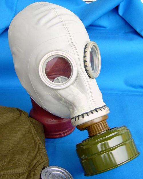 Original East German Army NVA Gas mask with Bag unused condition (17/6)