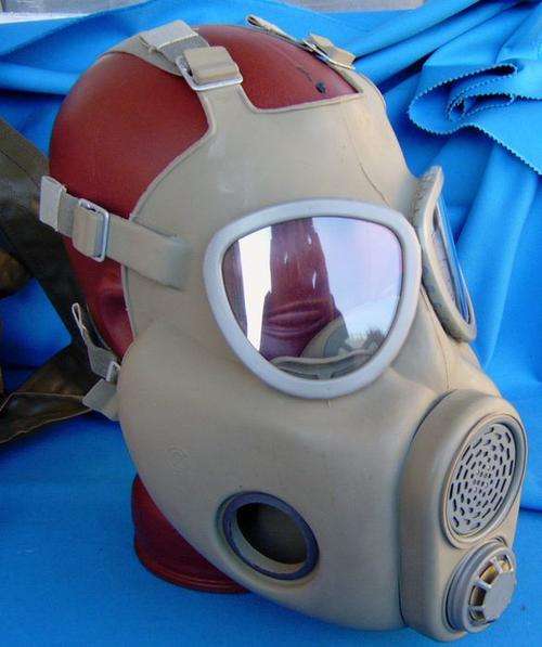 New Original East German Army NVA Gas mask with Filter and Bag unused  (18/23)