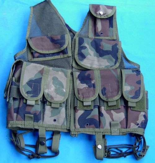 Tactical Woodland camo vest size M  (2c/5)