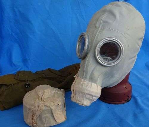 Original east German Army NVA Gas Mask with Bag   (7c/35)