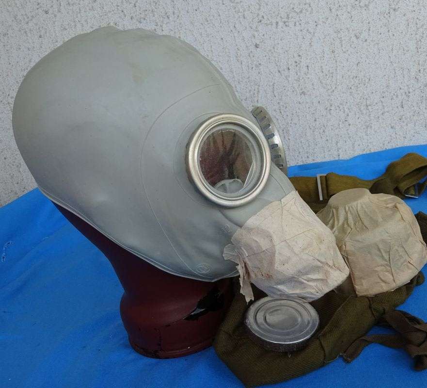 Original east German Army NVA Gas Mask with Bag (11c/25)