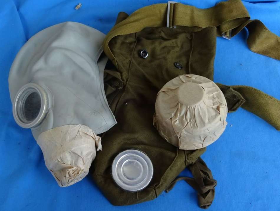 Original east German Army NVA Gas Mask with Bag (11c/25)