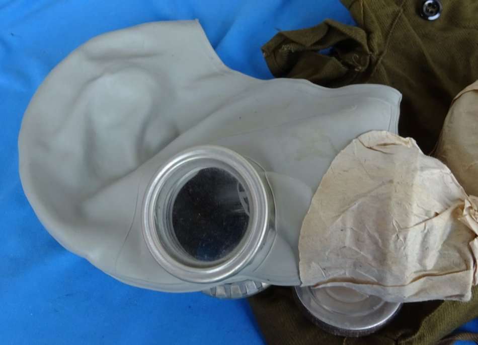 Original east German Army NVA Gas Mask with Bag (11c/25)