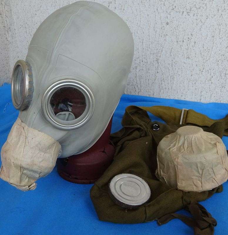 Original east German Army NVA Gas Mask with Bag (11c/25)