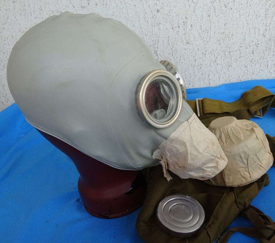 Original east German Army NVA Gas Mask with Bag (11c/25)